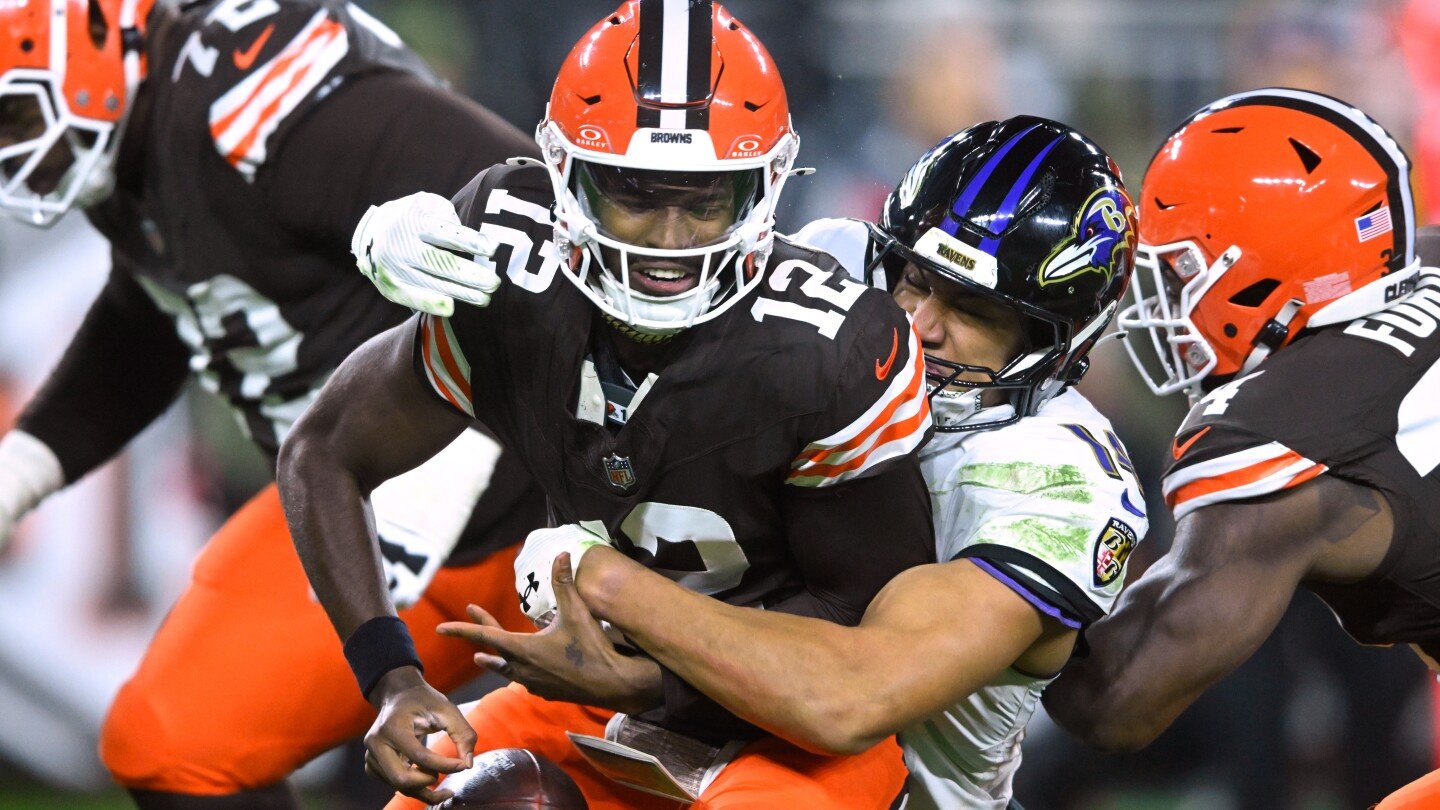 browns-qb-shedeur-sanders-makes-nfl-debut-after-dillon-gabriel-departs-with-a-head-injury
