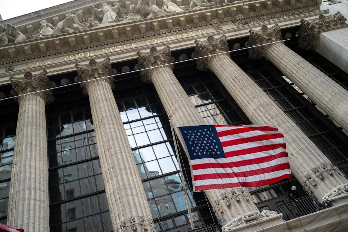 stock-market-today:-dow,-s&p-500,-nasdaq-futures-pull-back-as-ai-worries-sap-markets