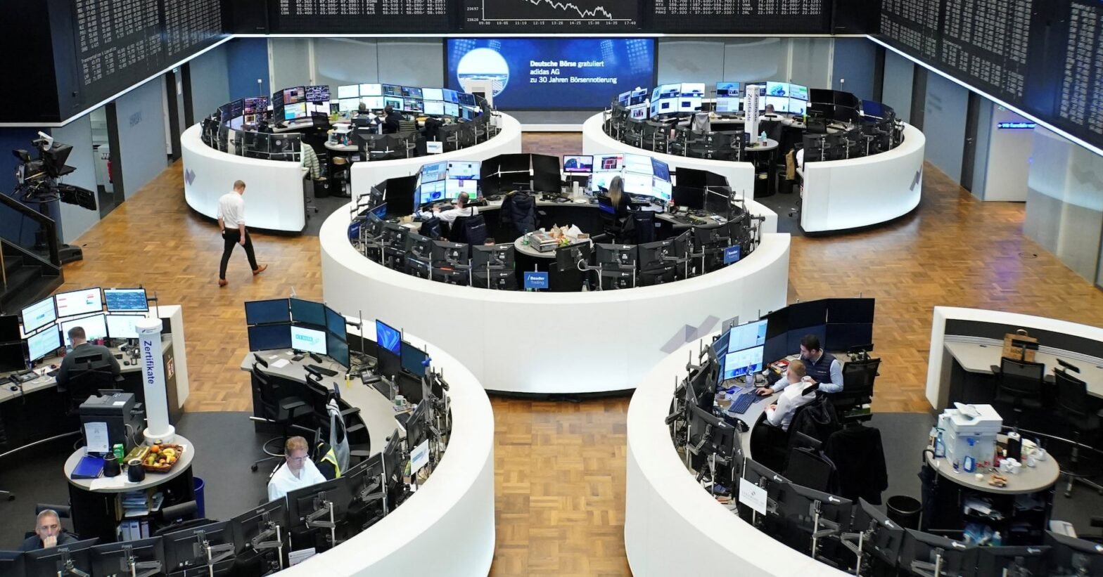 european-shares-slide-on-fed-rate-cut-worries,-tech-valuations