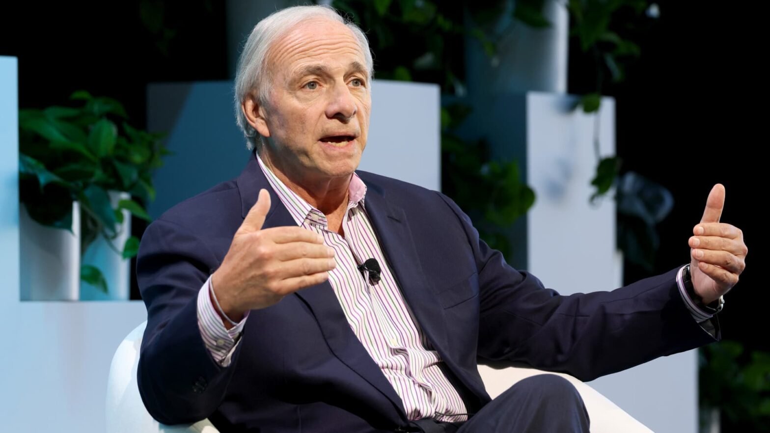 ray-dalio-says-we-are-definitely-in-a-bubble,-but-that-doesn’t-mean-you-should-sell-yet