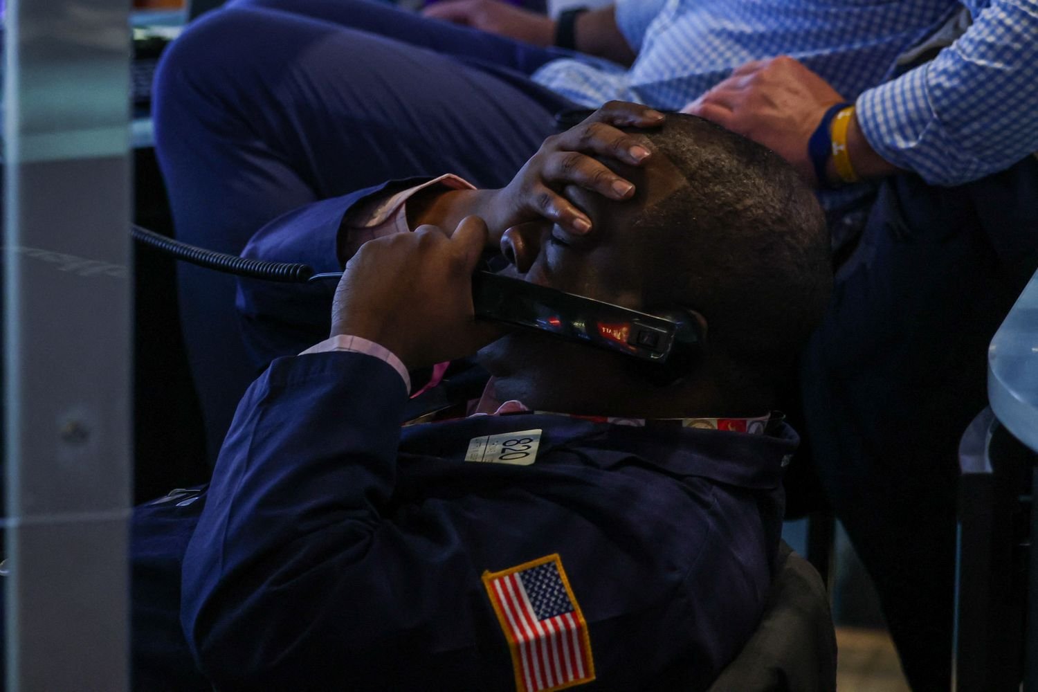 dow-jones-today:-stock-futures-mixed-to-end-down-week;-nvidia,-tech-shares-continue-to-fall;-bitcoin-tumbles-further