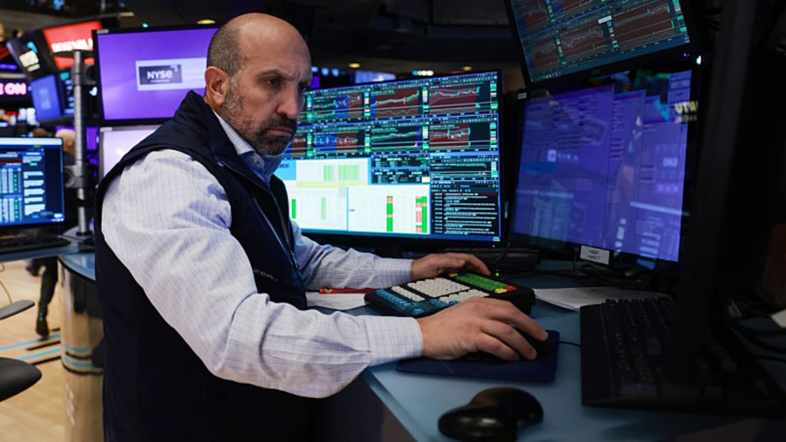 watch-bitcoin-over-weekend-to-see-if-stock-market-will-bounce-next-week,-says-katie-stockton