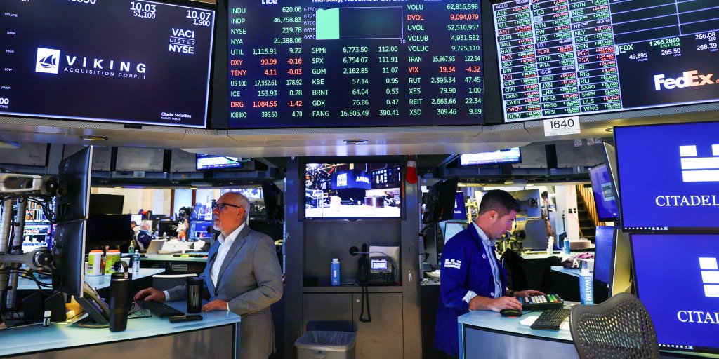 us.-stocks-bounce-back,-capping-a-wild-week-for-markets