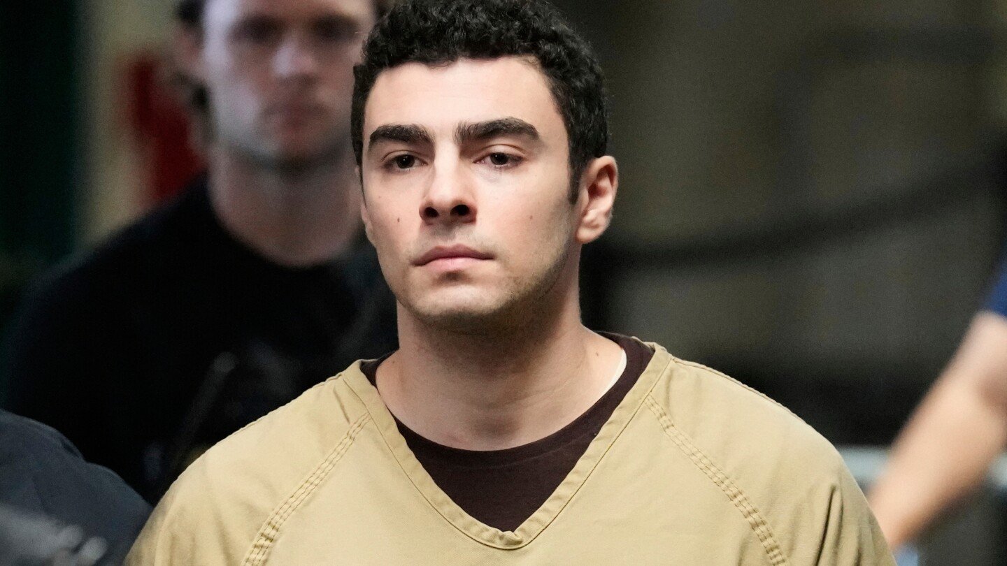 federal-prosecutors-say-bondi’s-comments-shouldn’t-affect-luigi-mangione’s-death-penalty-case