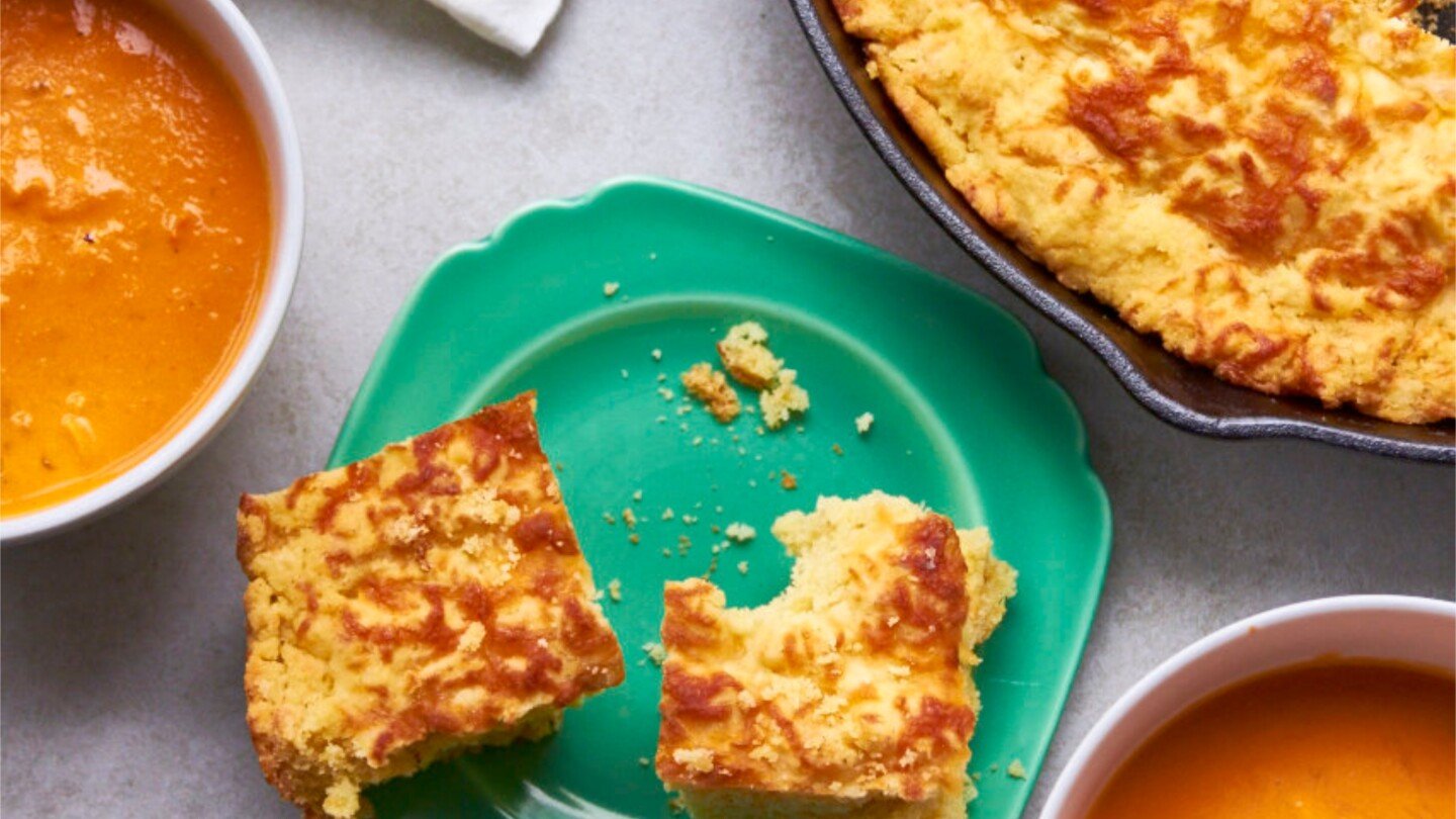 this-thanksgiving,-don’t-forget-the-cornbread,-and-here’s-a-nicely-cheesy-version