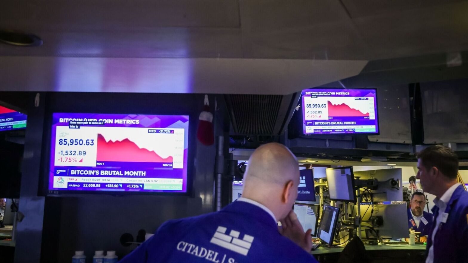 us-stock-market-today:-wall-street-mixed-as-investors-assess-delayed-data,-alphabet-rises-1.5%