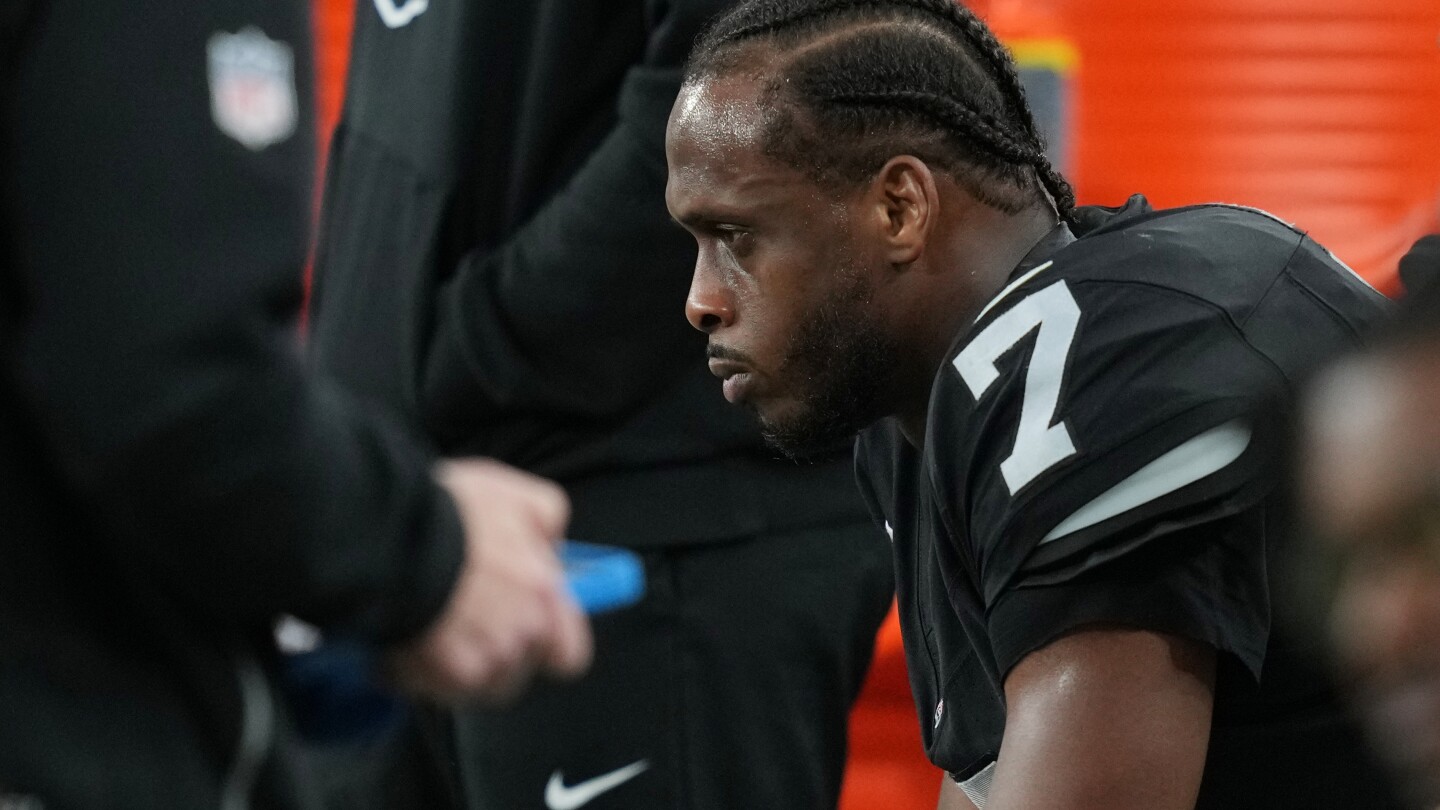 geno-smith’s-frustration-boils-over-with-obscene-gesture-toward-fed-up-raiders-fans