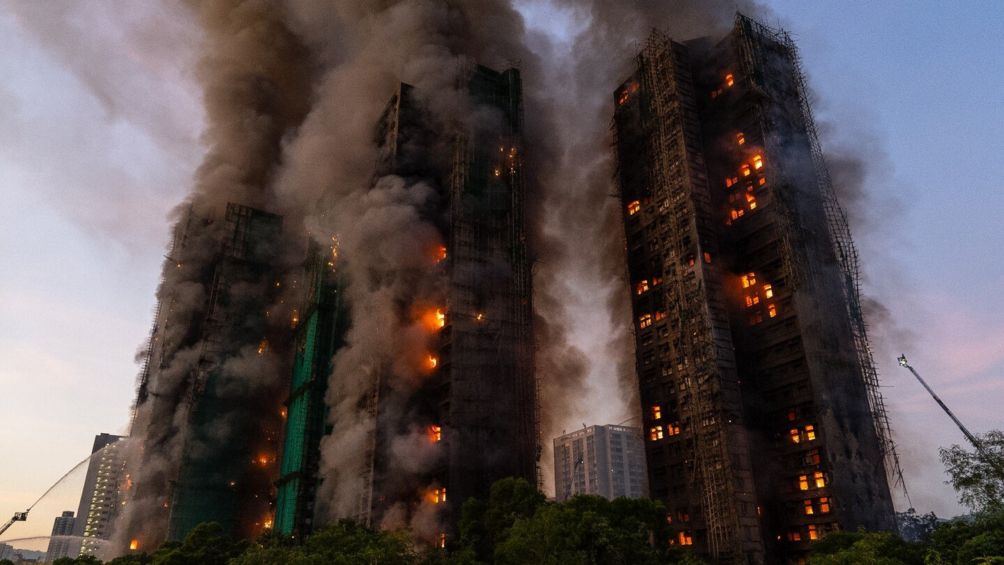 cuatro-muertos-y-varias-personas-atrapadas-por-un-gran-incendio-en-un-rascacielos-de-hong-kong