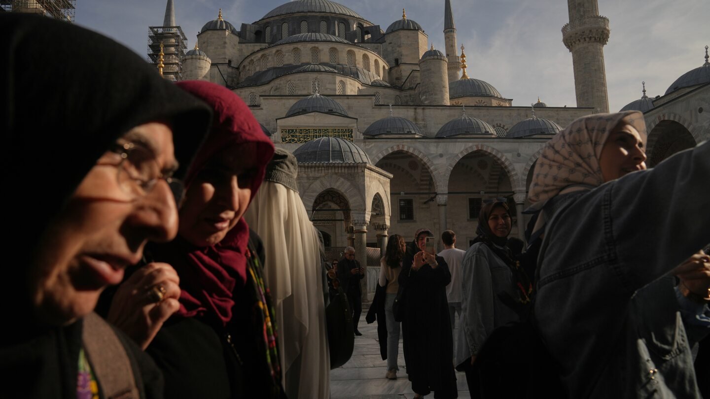 pope-leo-xiv-visits-turkey-and-lebanon-on-first-foreign-trip