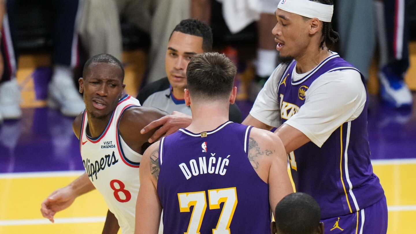 doncic-criticizes-the-nba-cup-court,-but-praises-lakers-for-support-in-late-game-skirmish-with-dunn