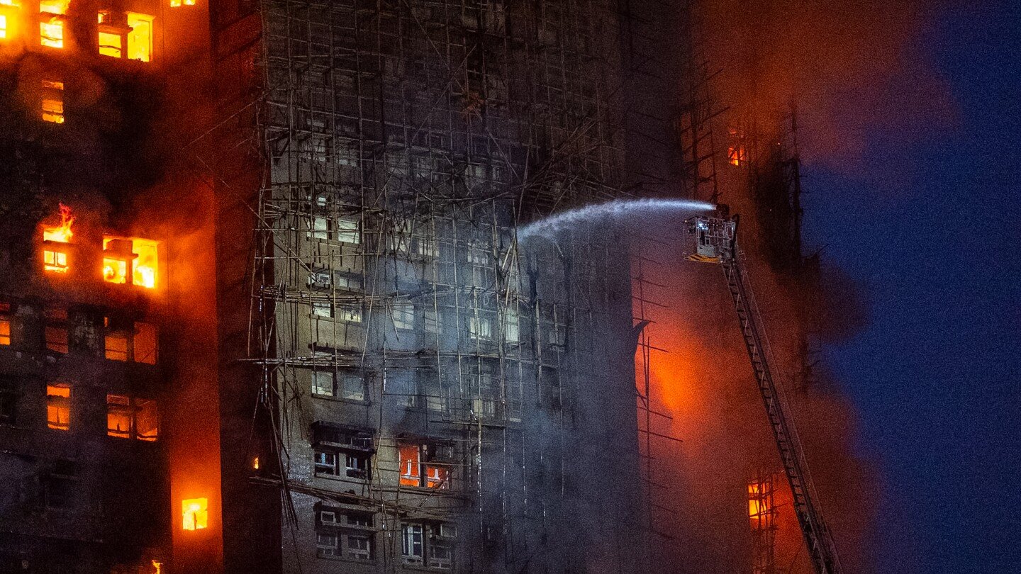 mueren-13-personas-en-incendio-que-consume-edificios-residenciales-en-hong-kong