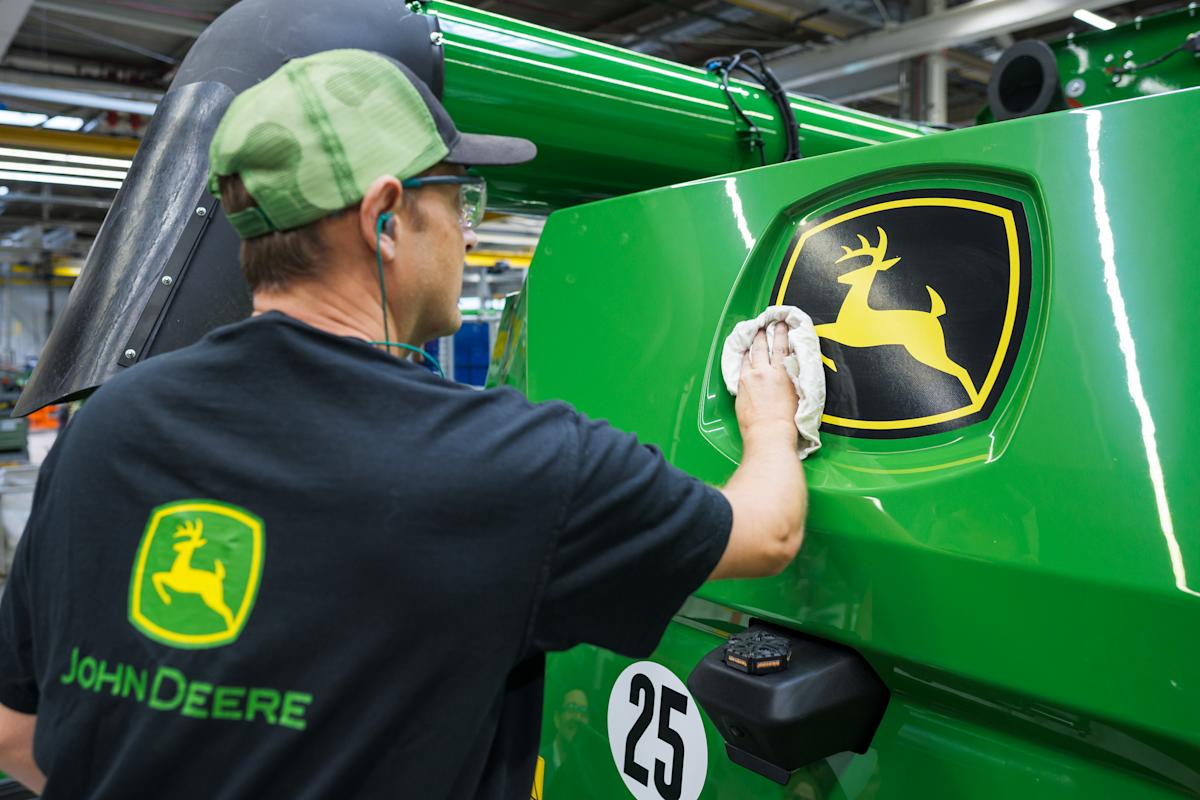 earnings-live:-zscaler-stock-tanks,-dell-rises,-deere-slides-in-last-major-earnings-day-this-week