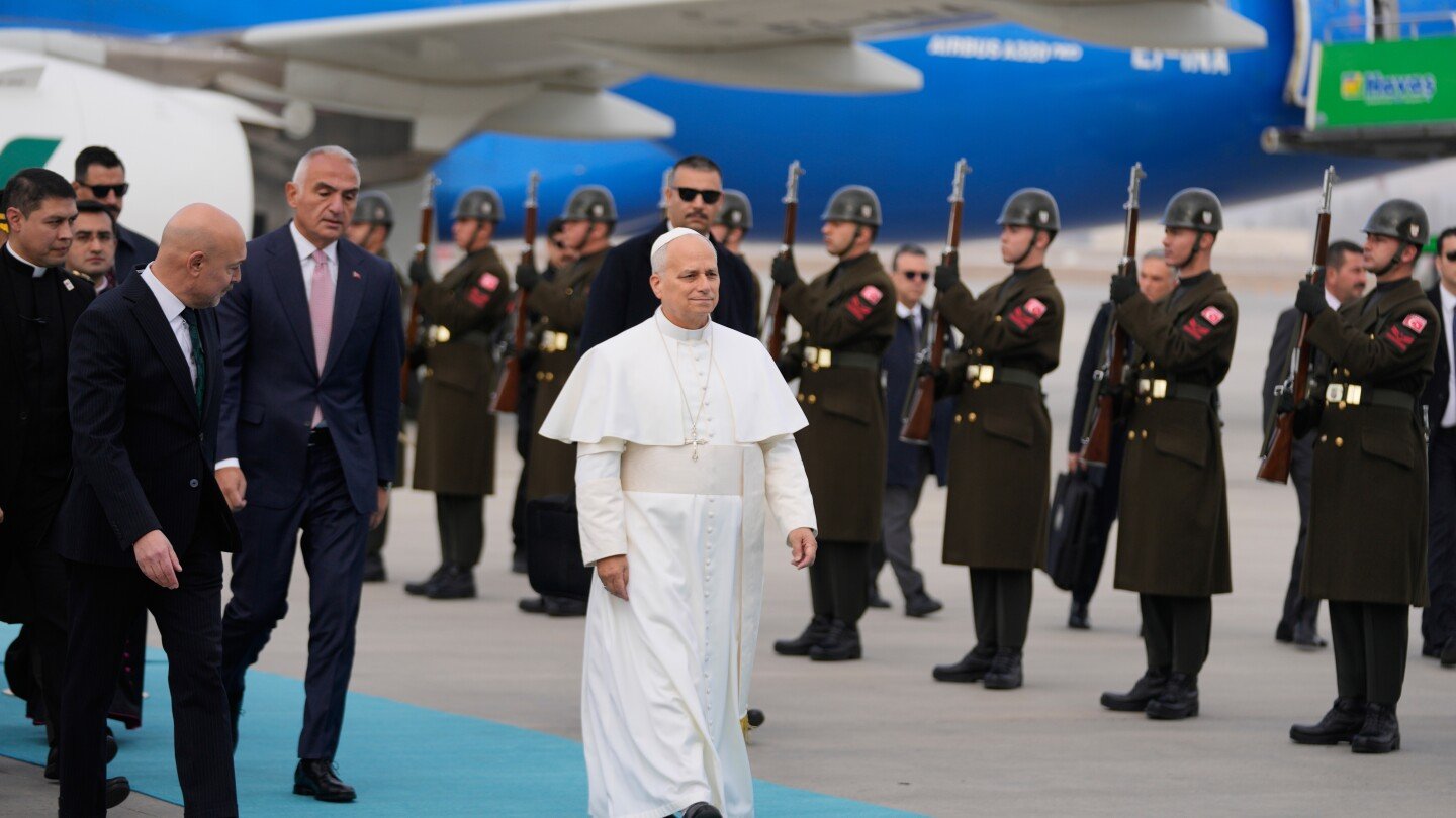 pope-leo-xiv-opens-first-foreign-trip-with-visit-to-turkey-that-highlights-religious,-political-ties