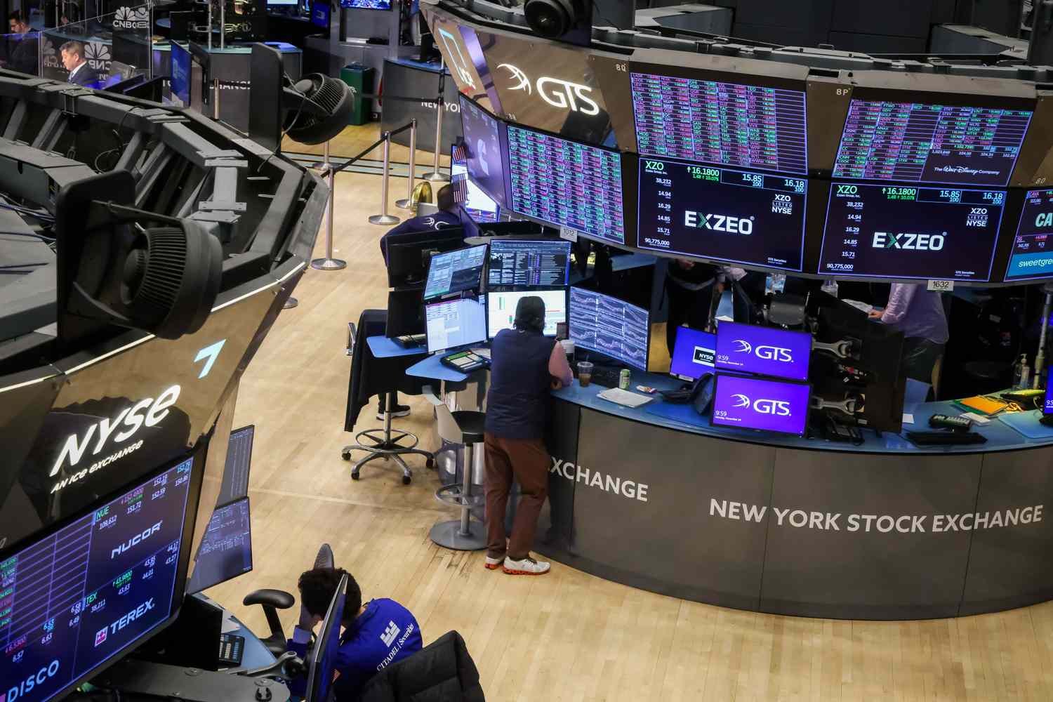 dow-jones-today:-stock-futures-tick-higher-before-tech-outage-halts-trading;-major-indexes-look-to-finish-best-week-since-june