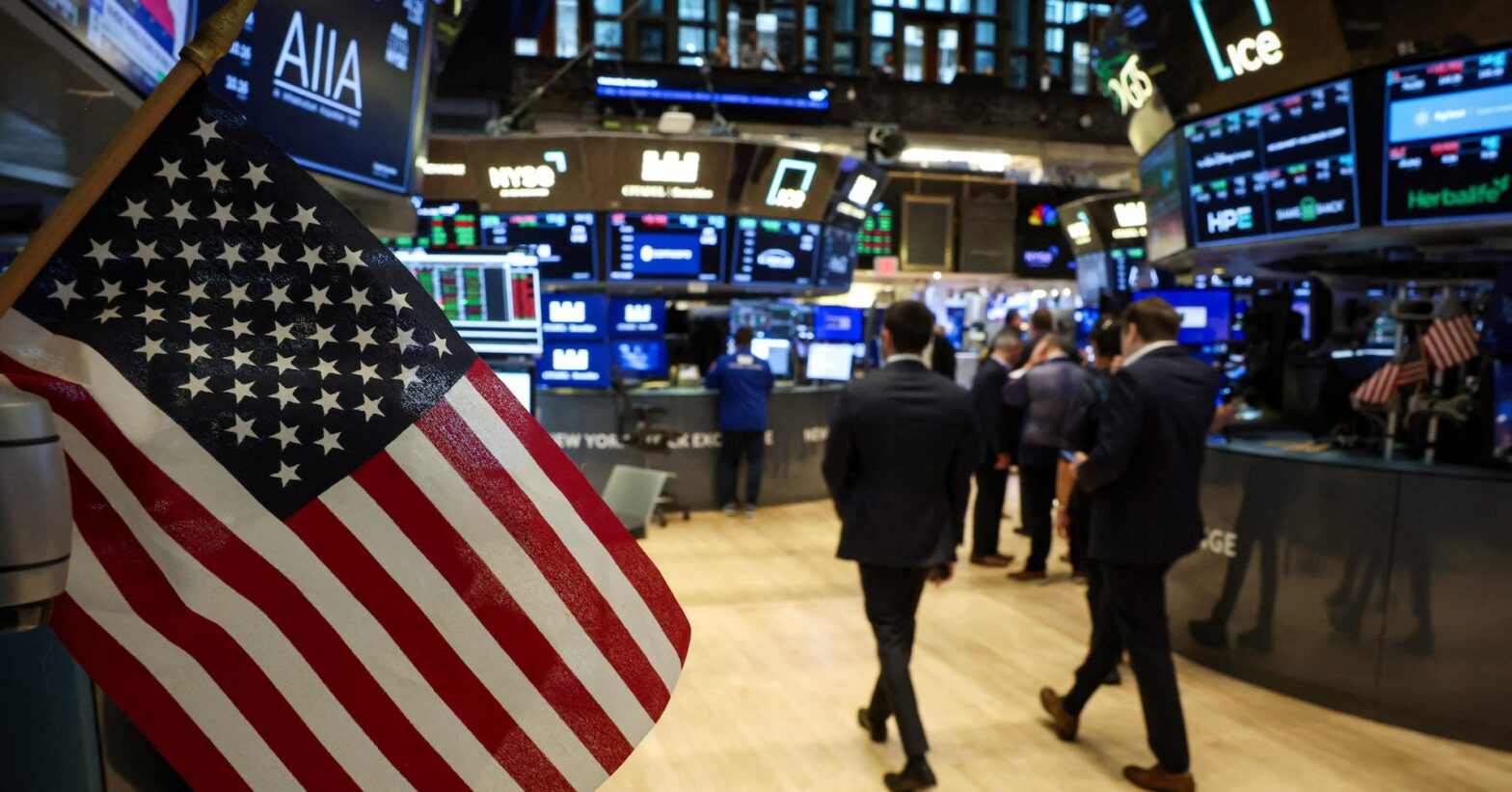 wall-street-edges-higher-in-thin-post-holiday-trade