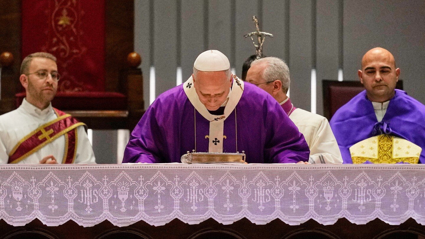 pope-visits-istanbul’s-blue-mosque-at-start-of-day-of-meetings-with-turkey’s-religious-leaders
