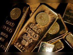 Gold price today near $4,000 as stock market down over AI concerns - is it time to add more gold to your portfolio?