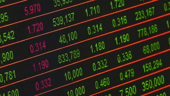 Veterans Day: Markets have mixed schedules: NYSE and Nasdaq are open, while the US bond market is closed.(Pexels)