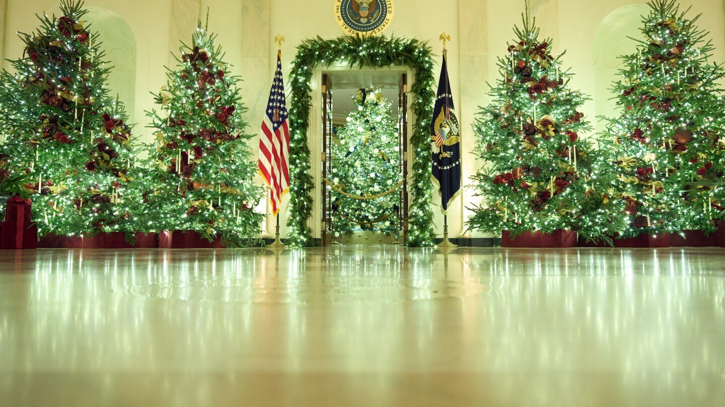 melania-trump-reveals-white-house-holiday-decorations-and-her-theme,-‘home-is-where-the-heart-is’