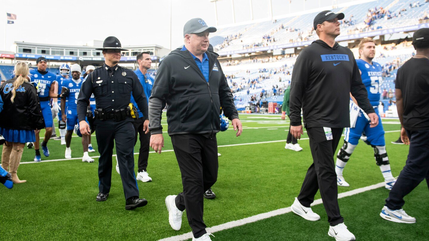 kentucky-fires-sec’s-longest-tenured-coach-in-mark-stoops-in-his-13th-season