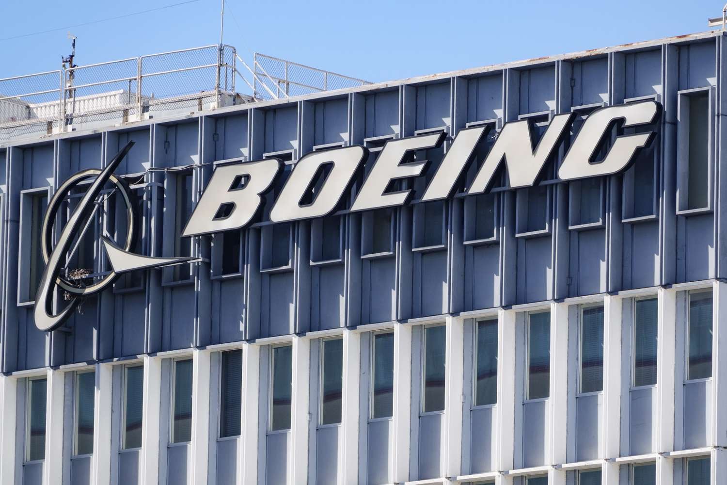 top-stock-movers-now:-boeing,-intel,-sandisk,-and-more