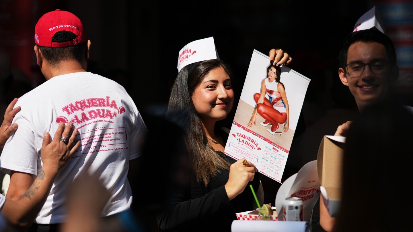 dua-lipa’s-mexico-concerts-come-with-specialty-tacos,-hot-sauce-and-margaritas