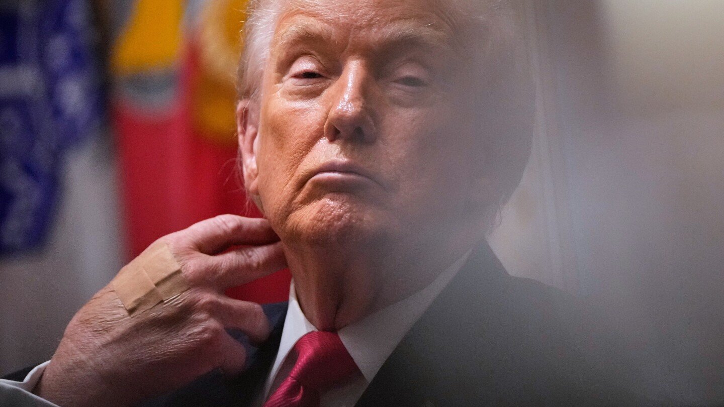 doodling,-drowsiness-and-a-conspicuous-misspelling-highlight-trump’s-last-cabinet-meeting-of-2025