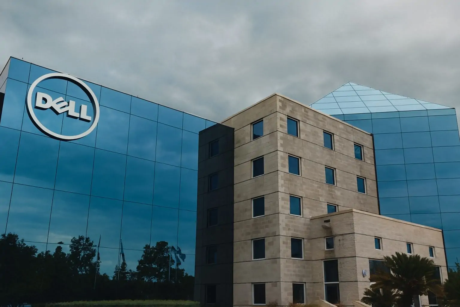 dell-technologies-(dell)-stock-on-dec.-3,-2025:-ai-server-boom,-analyst-upgrades-and-a-short-term-pullback