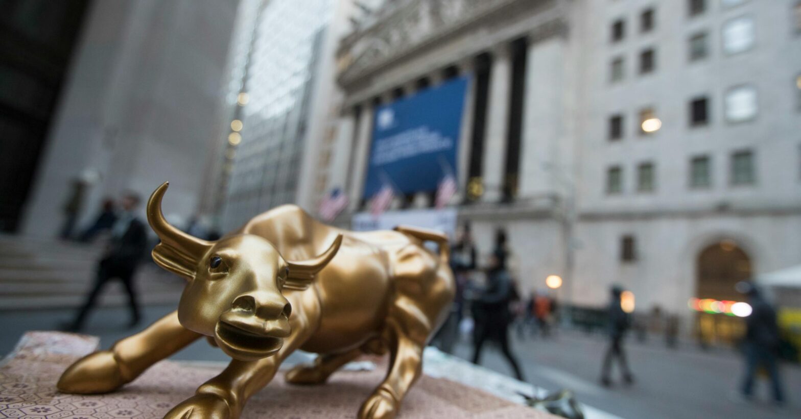 the-economy-is-dragging,-but-the-stock-market-is-thriving.-why?