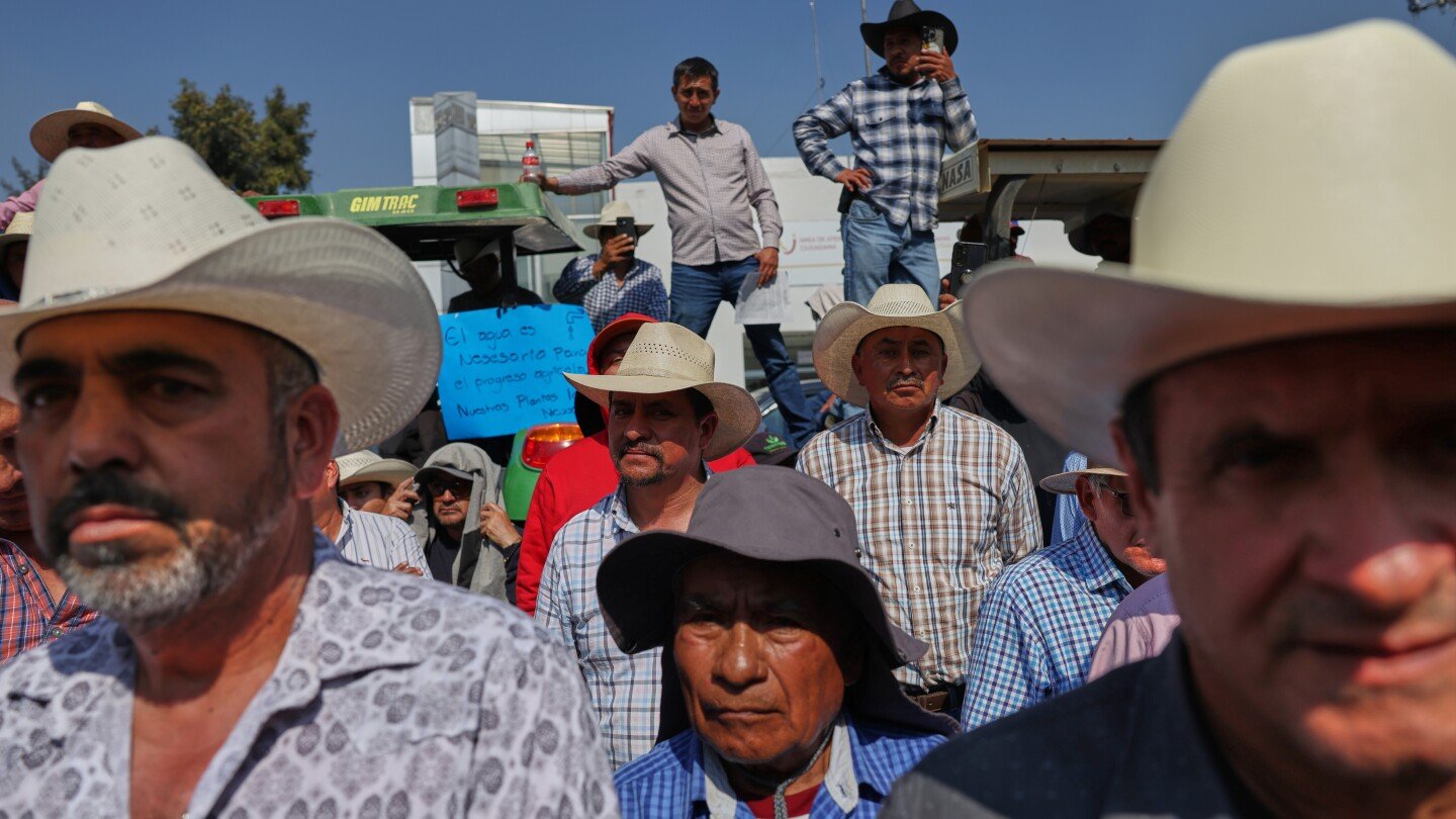 farmers-block-mexico’s-congress-with-tractors-in-protest-against-new-national-water-law-proposal