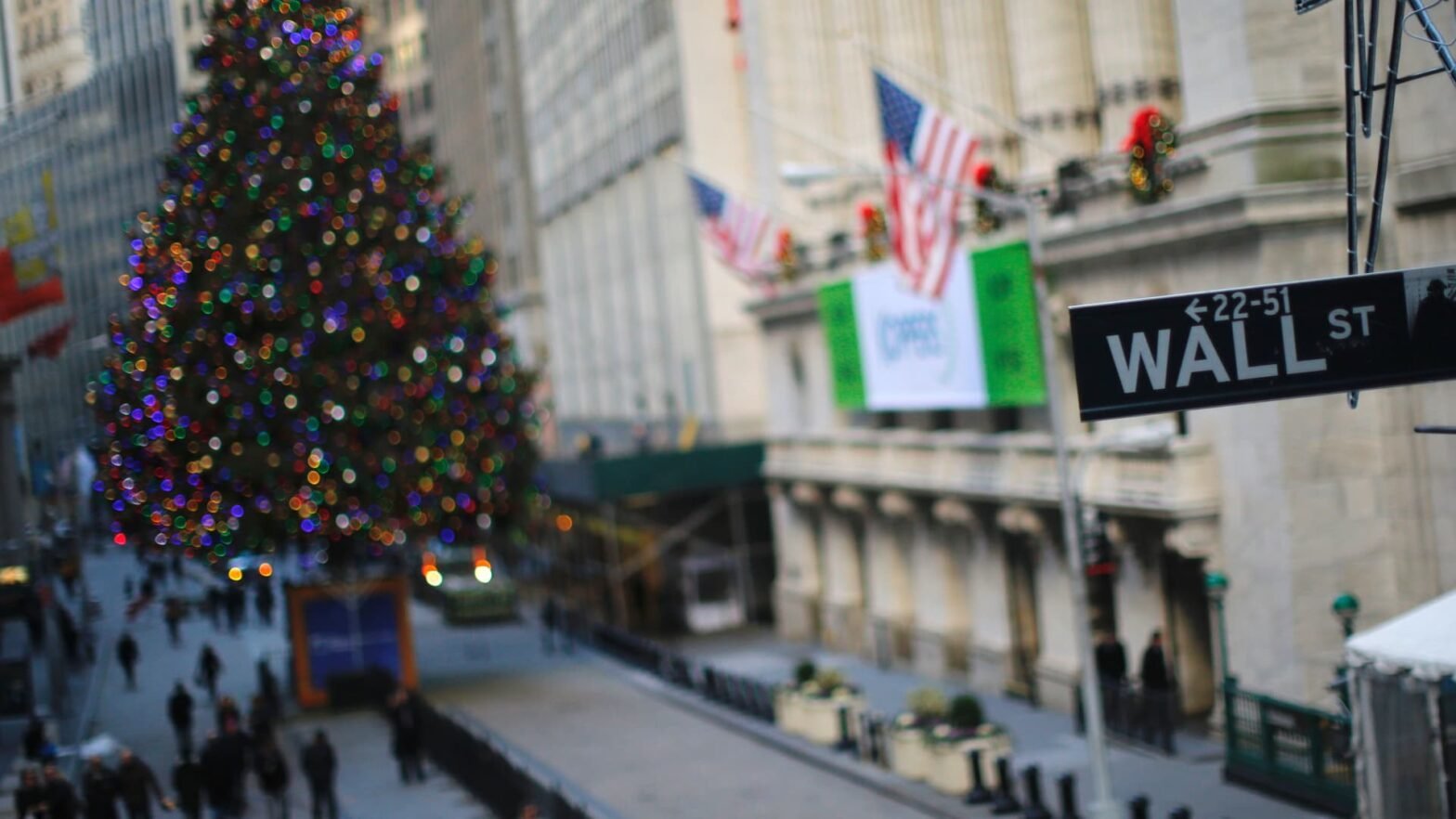 s&p-500-win-streak,-berkshire’s-leadership-changes,-netflix’s-regulatory-path-and-more-in-morning-squawk
