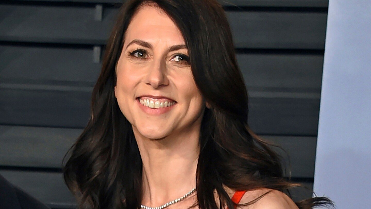 philanthropist-mackenzie-scott-gave-$7.1-billion-to-nonprofits-in-2025,-a-major-increase