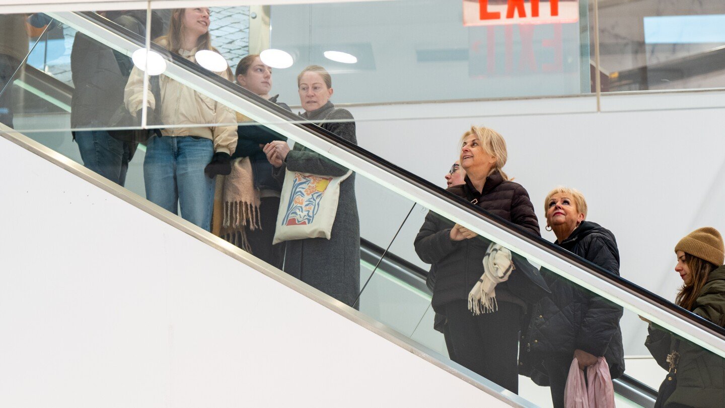 a-guide-to-good-manners-at-the-retail-counter-this-holiday-season