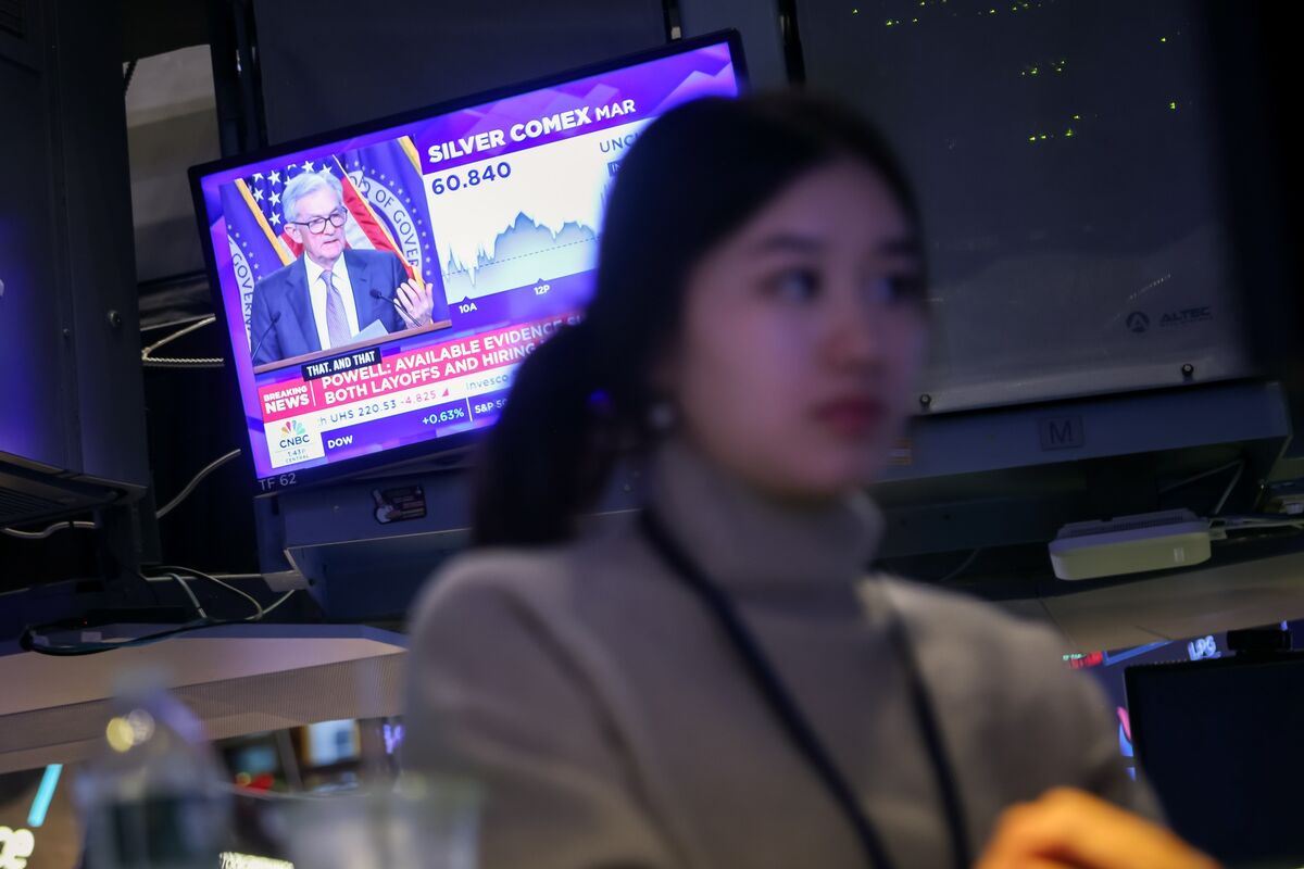 stock-investors-can’t-shake-ai-bubble-fears,-even-with-helpful-fed