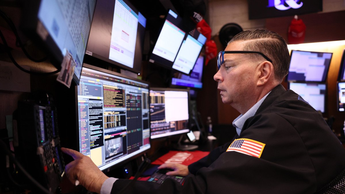 stock-market-today:-dow,-russell-2000-soldier-upwards-as-nasdaq,-s&p-500-remain-grounded-post-oracle-earnings,-fed-cut