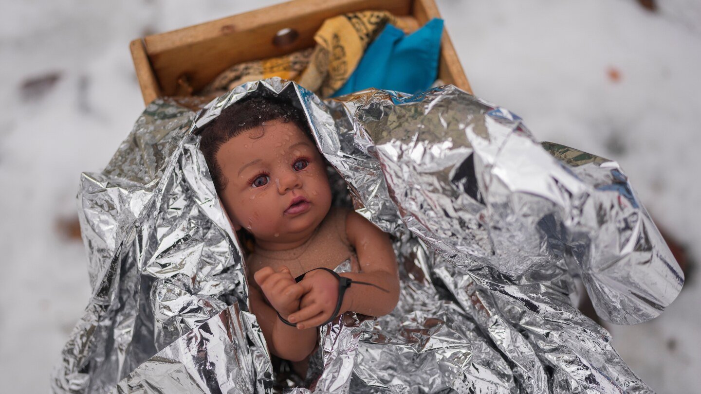 church-nativity-scenes-add-zip-ties,-gas-masks-and-ice-to-protest-immigration-raids