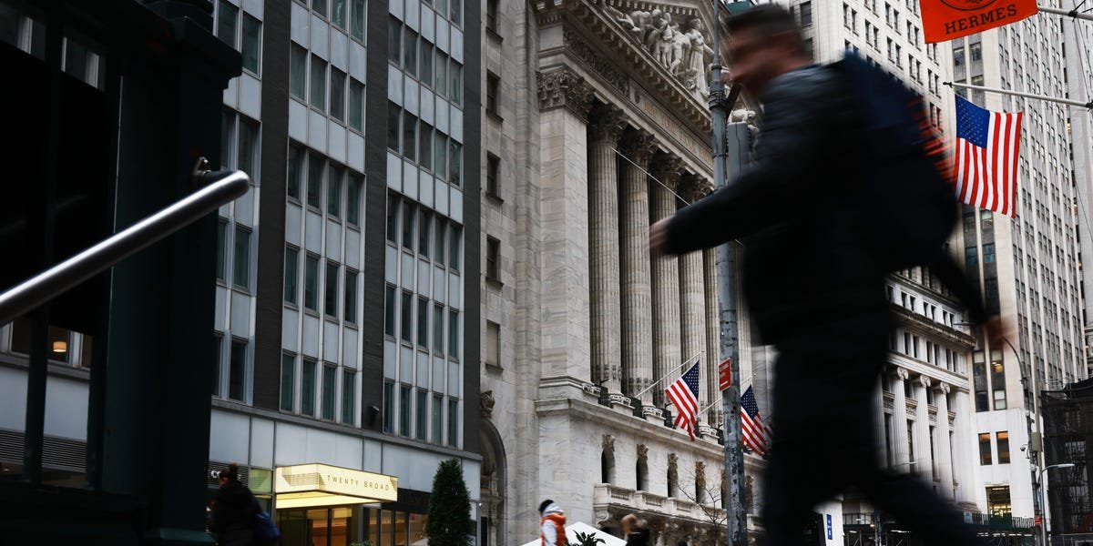 a-wall-street-forecaster-says-brace-for-a-swift-20%-drop-in-the-s&p-500-if-recession-strikes-in-2026