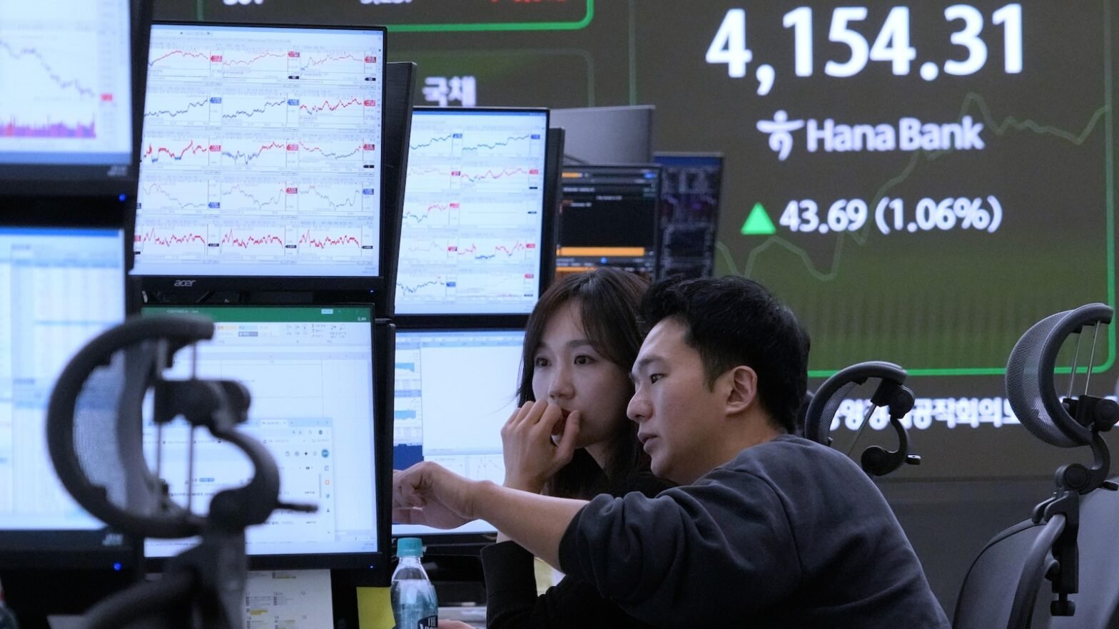 asian-shares-track-us-stock-market’s-rise-to-record-highs-despite-ai-bubble-worries