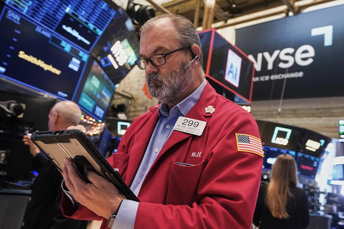 stock-market-today:-dow,-s&p-500,-nasdaq-sink-amid-tech-exodus-on-wall-street