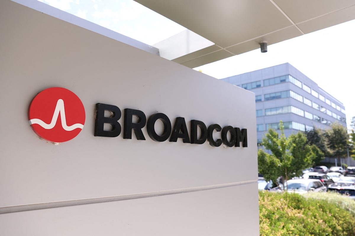 earnings-live:-broadcom-stock-falls-despite-upbeat-outlook,-lululemon-pops,-costco-dips