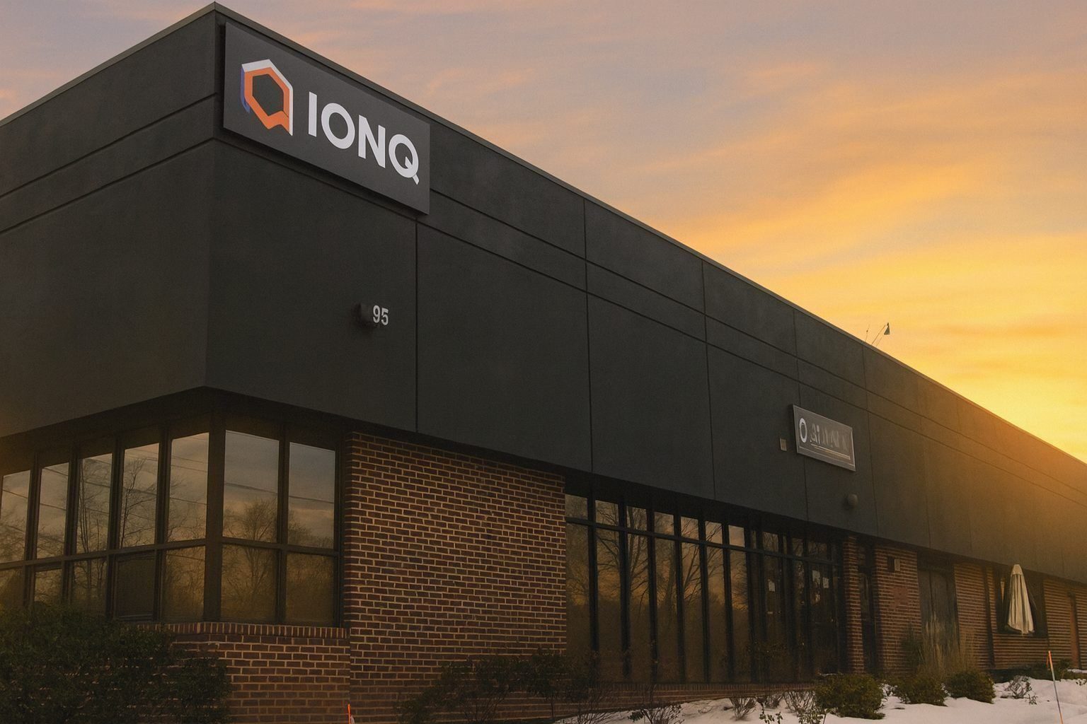 ionq-(ionq)-stock-outlook:-this-week’s-news,-analyst-targets,-and-what-to-watch-next-week-(updated-dec.-14,-2025)