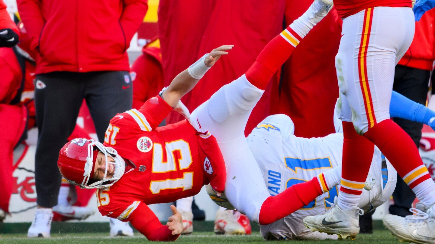 mahomes-injured-late-as-chargers-eliminate-chiefs-from-playoff-contention-with-16-13-victory