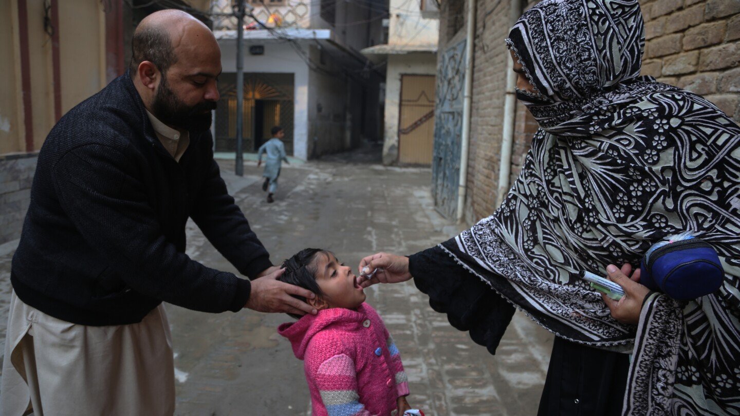 pakistan-begins-last-anti-polio-vaccination-drive-of-the-year-after-surge-in-new-cases