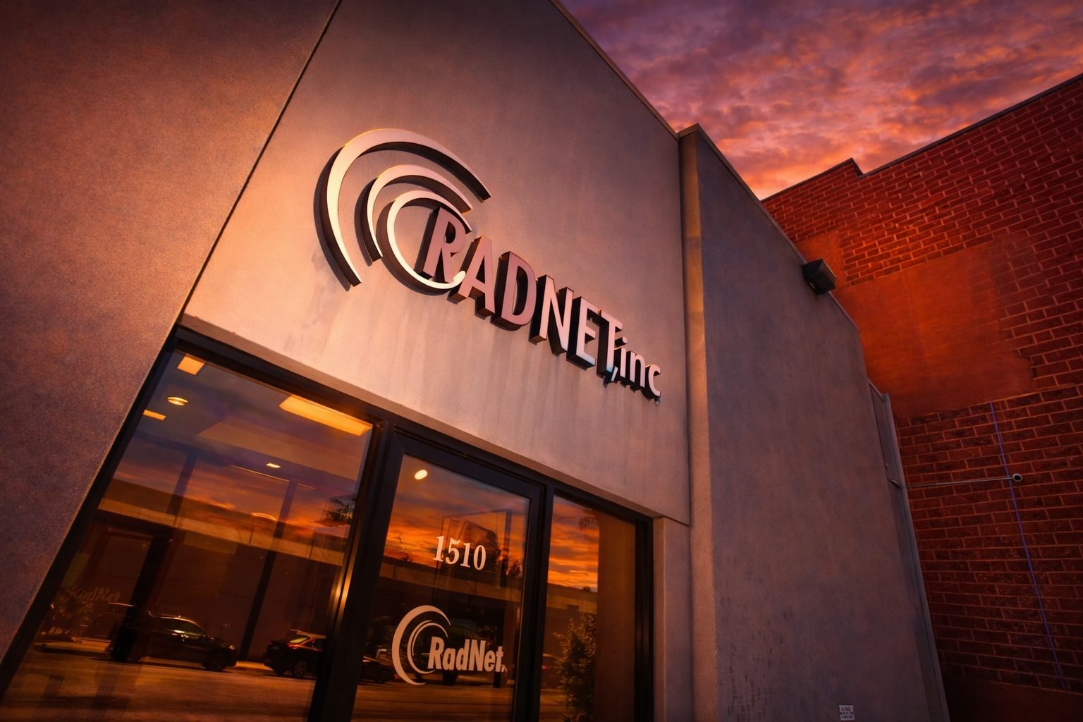 radnet-(rdnt)-stock-drops-after-hunterbrook-short-report:-news,-analyst-forecasts,-and-what-to-watch-on-dec.-16,-2025