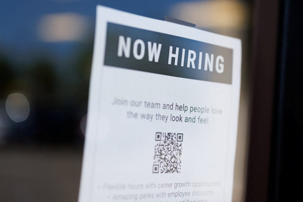jobs-report-reveals-cooling-labor-market-and-‘uneven-economy,’-analyst-says