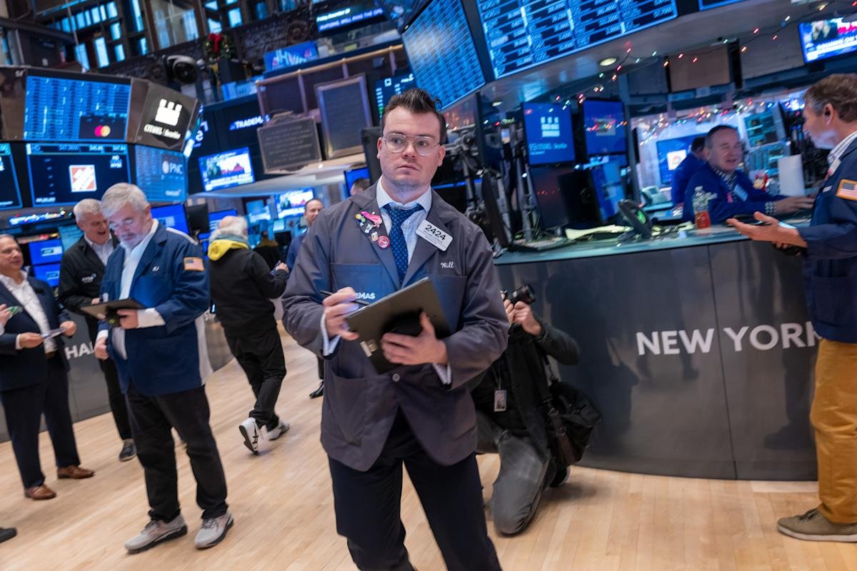 stock-market-today:-dow,-s&p-500,-nasdaq-rise-with-wall-street-set-to-wrap-up-latest-volatile-week