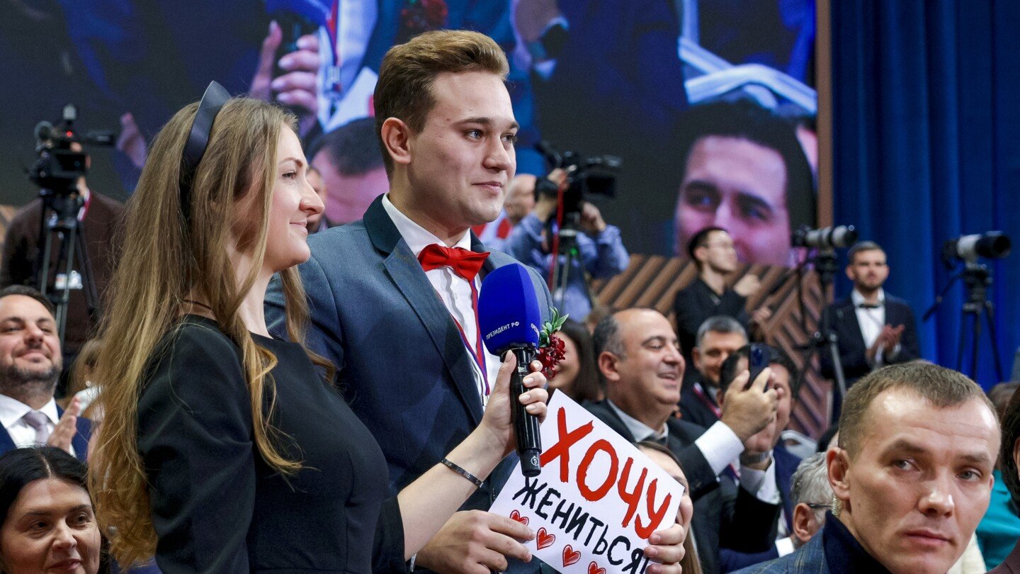 at-putin’s-annual-news-conference,-a-russian-journalist-pops-the-question
