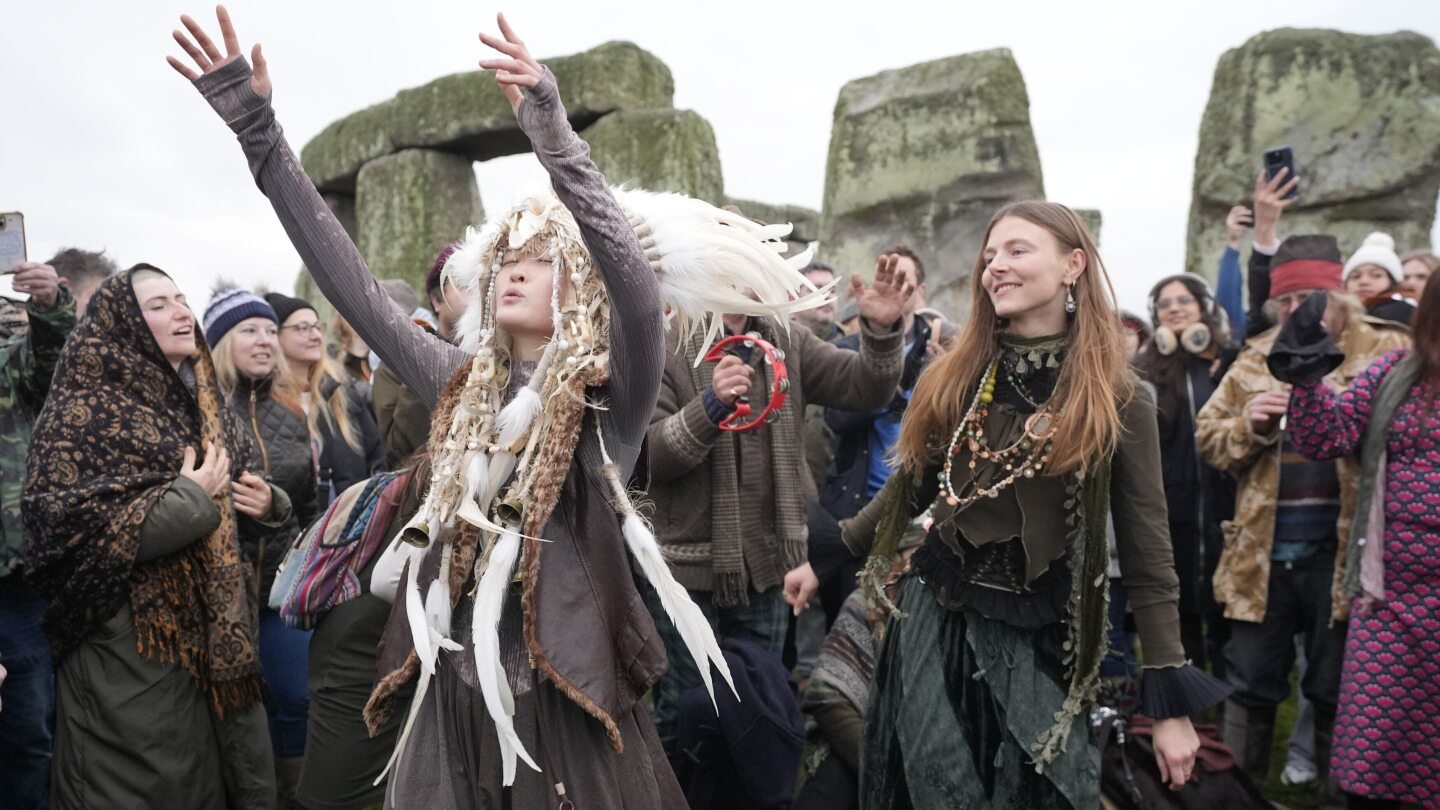thousands-cheer-as-the-sun-rises-on-winter-solstice-at-stonehenge