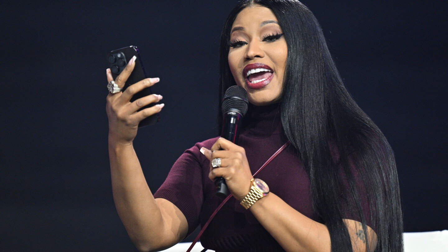nicki-minaj-surprises-conservatives-with-praise-for-trump,-vance-at-arizona-event