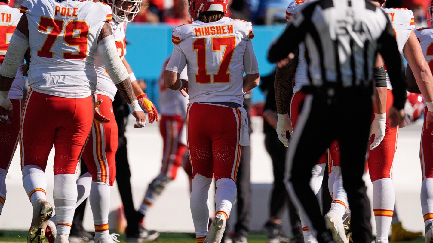 chiefs-qb-minshew-knocked-out-of-game-by-titans-with-injured-knee,-replaced-by-oladokun